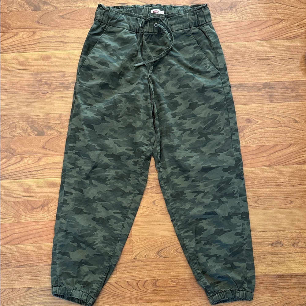 Levi’s high rise Camouflage Jogger Pants